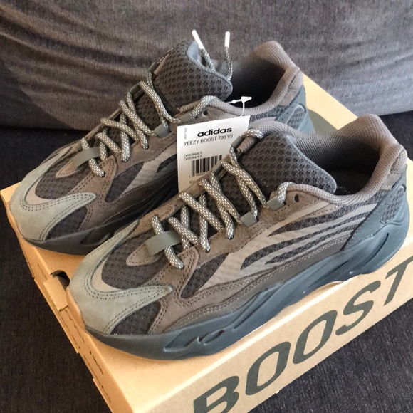 Yeezy Boost 700 V2 Geode - Picture 2 of 7